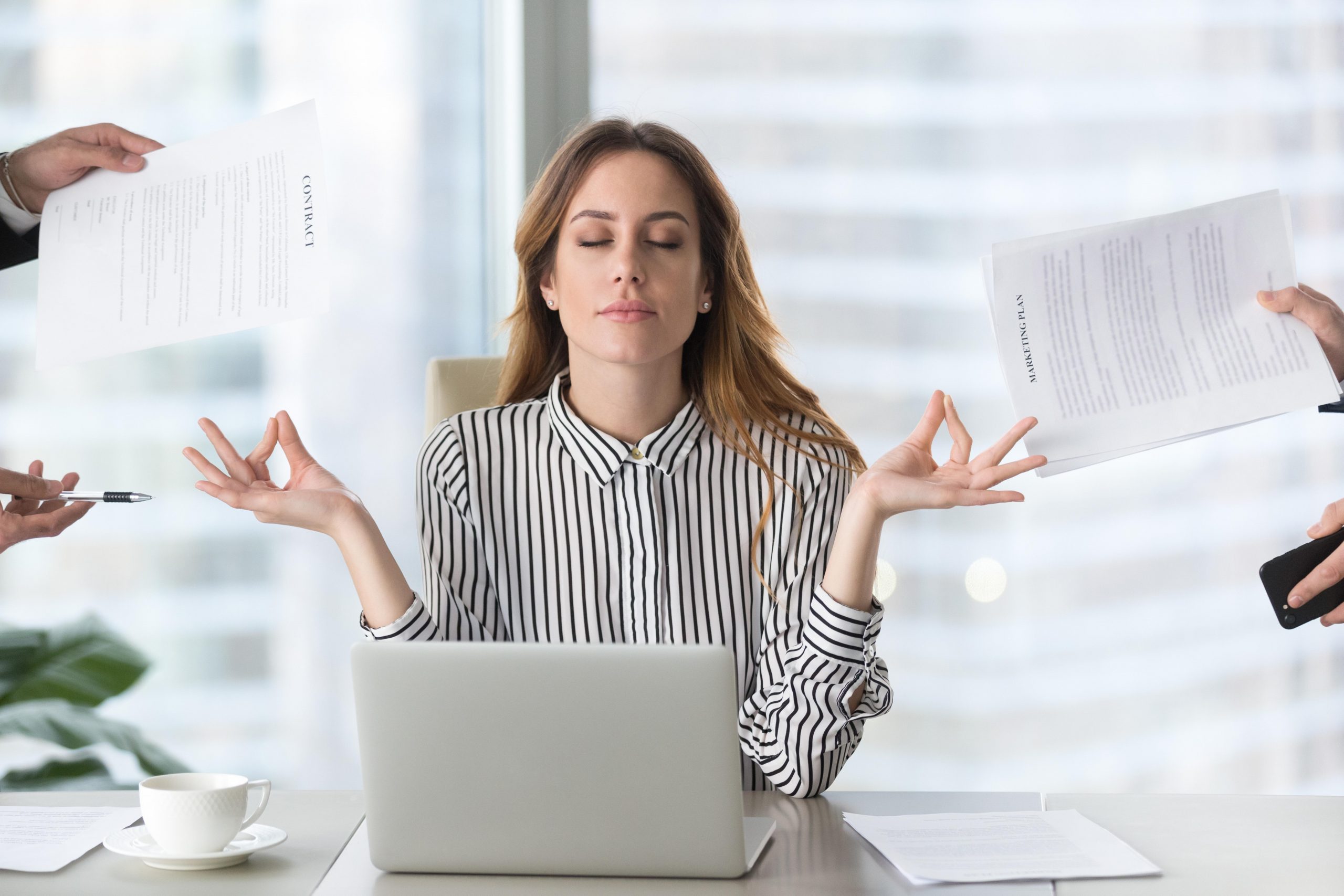 ruhige-weibliche-fuehrungskraft-die-meditiert-und-eine-pause-bei-der-arbeit-einlegt-um-das-geistige-gleichgewicht-zu-erhalten